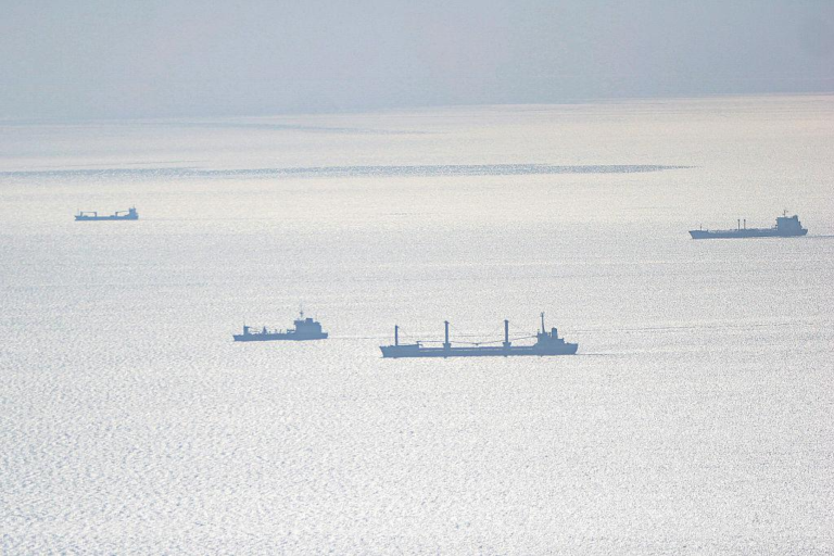 ناقلات نفط تعبر مضيق هرمز وسط التوترات الإقليمية وتأثيرها على سوق الطاقة العالمية