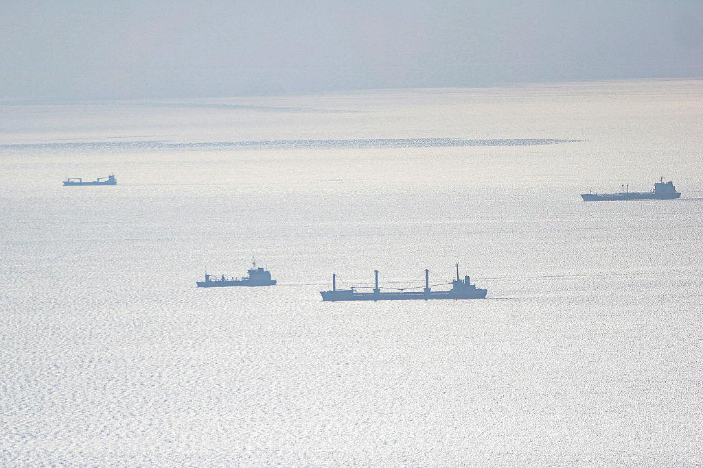 توتر مضيق هرمز يشعل أسواق النفط عالمياً… ماذا ينتظر لبنان؟