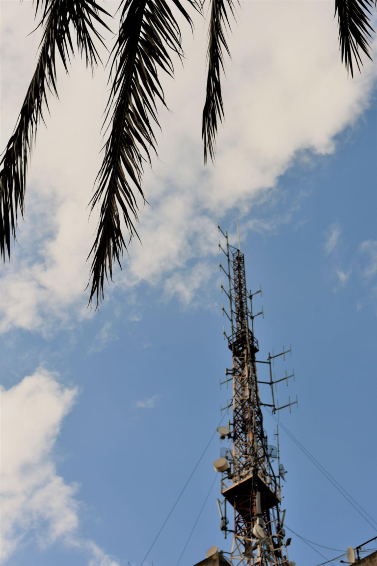 أزمة الاتصالات في لبنان واحتمال انقطاع الإنترنت بسبب التوترات الأمنية
