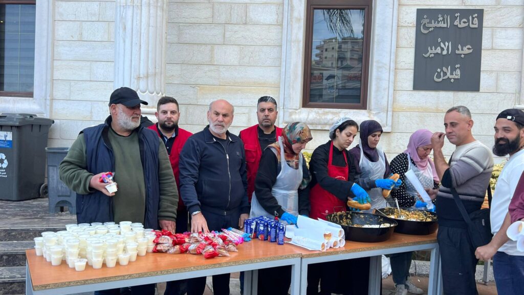توزيع وجبات ساخنة للنازحين في حارة صيدا ضمن مبادرة إنسانية بإشراف بلدية حارة صيدا