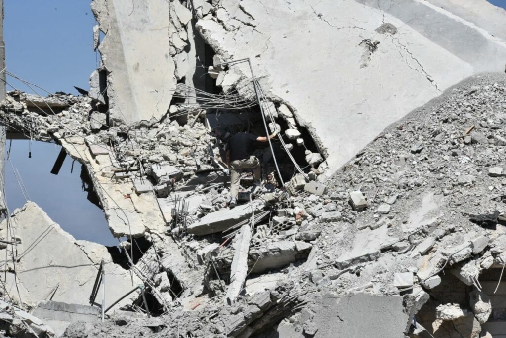 لبنان: 3 شهداء في عدوان إسرائيلي على سيارة في ميفدون.. والاحتلال يحرق منازل في عين عرب