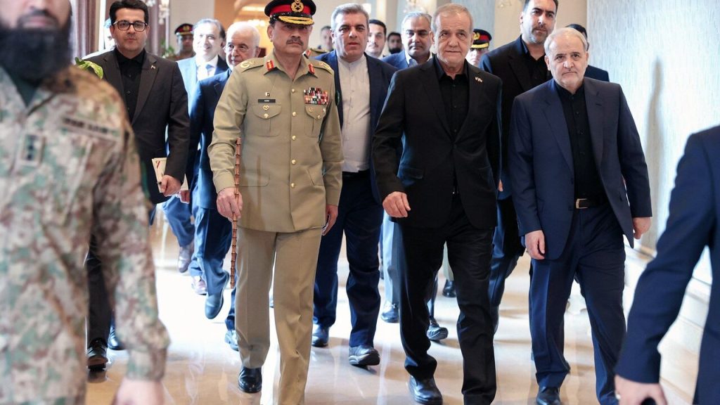 الرئيس بزشكيان وقائد الجيش الباكستاني يؤكدان على تطوير التعاون وتعزيز الأمن الإقليمي
