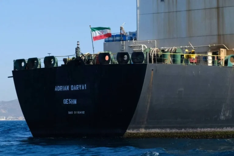 اليابان وإيران تبحثان استئناف صادرات النفط وسط عقبات العقوبات وأمن الشحن