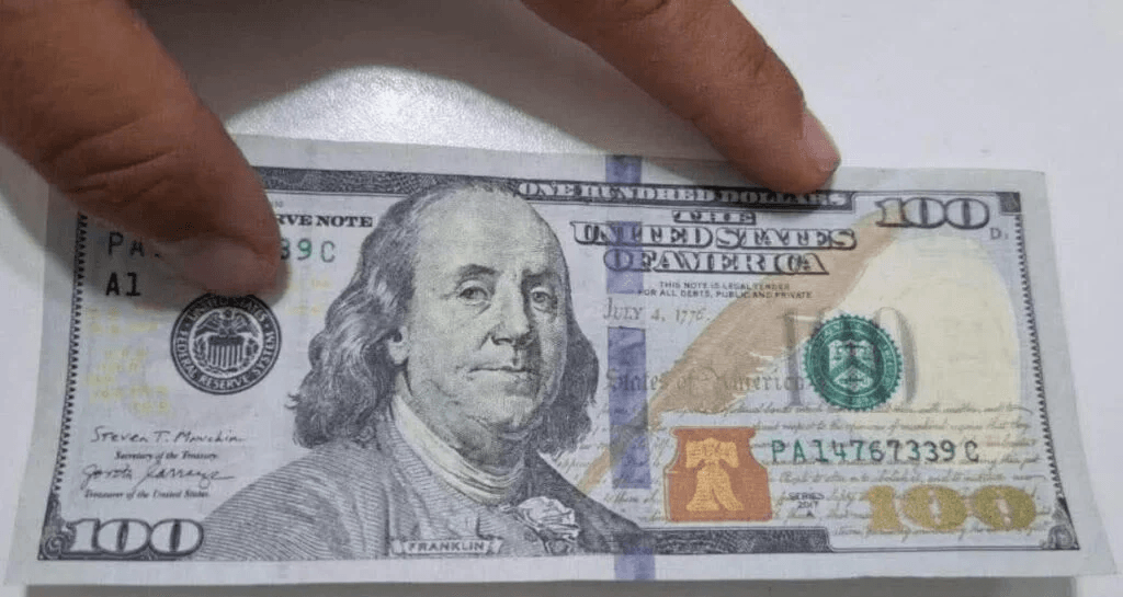 تحذير من انتشار 100 دولار مزوّرة… وهذه مواصفاتها وكيفية كشفها!(صورة) 1 تحذير من انتشار 100 دولار مزوّرة… وهذه مواصفاتها وكيفية كشفها!(صورة) – image 33