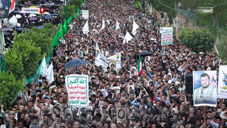 مسيرة في جامعة صنعاء تندد باستهداف مطار صنعاء وتطالب بإنهاء الحصار