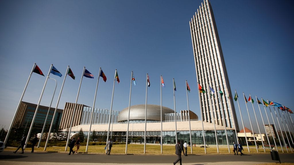 إيران تهدد بإغلاق مضيق هرمز واستهداف منشآت الطاقة إذا تعرضت لهجوم