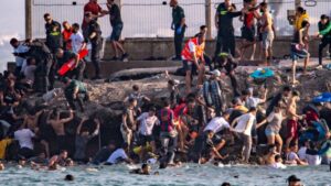 حاكم سبتة: نحو 100 مهاجر لقوا حتفهم وآلاف لا يزالون داخل المدينة – 1695916.jpeg