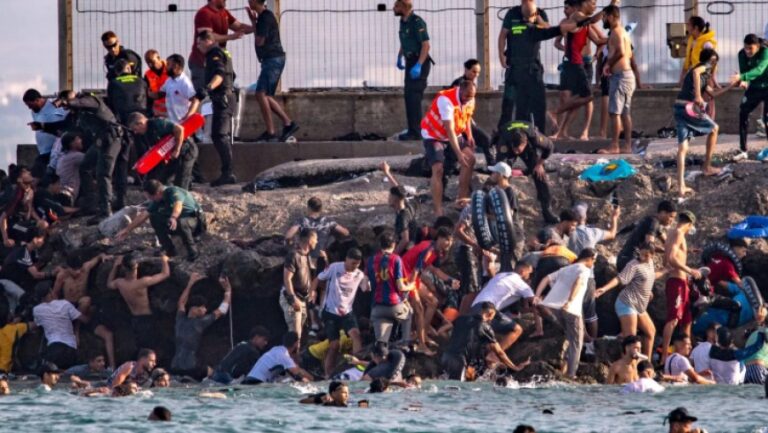 حاكم سبتة: نحو 100 مهاجر لقوا حتفهم وآلاف لا يزالون داخل المدينة