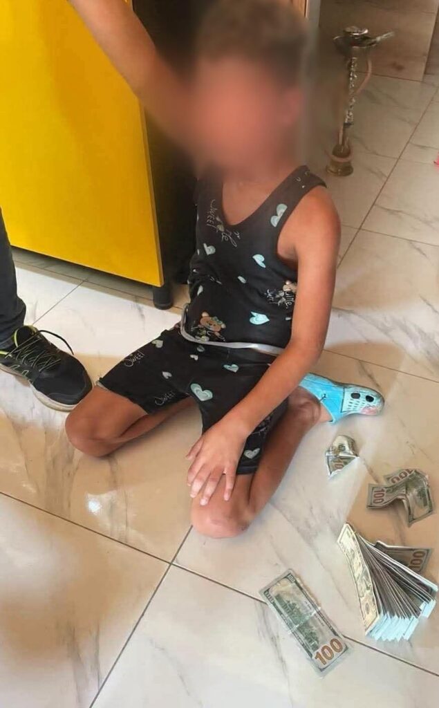 طفل يسرق أكثر من 11 ألف دولار من محل "OMT"