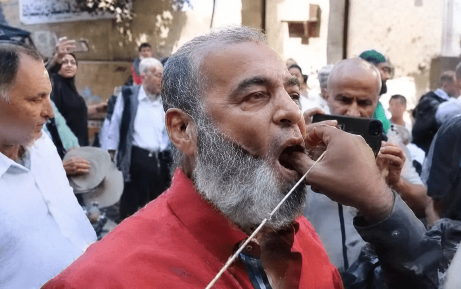 سيوف وأسياخ في الخد والخاصرة… ما سرّ المشاهد غير المألوفة في صيدا؟