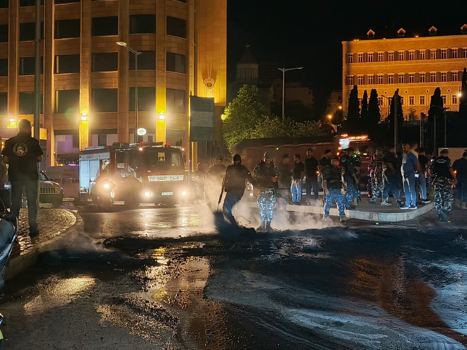 الخيم تُنصب والإطارات تشتعل… العسكريون المتقاعدون يصعّدون في رياض الصلح