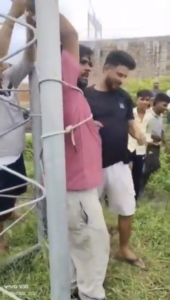 بالفيديو- احتجاج صادم بسبب ضعف الإنترنت... موظف اتصالات رهينة داخل برج إرسال!