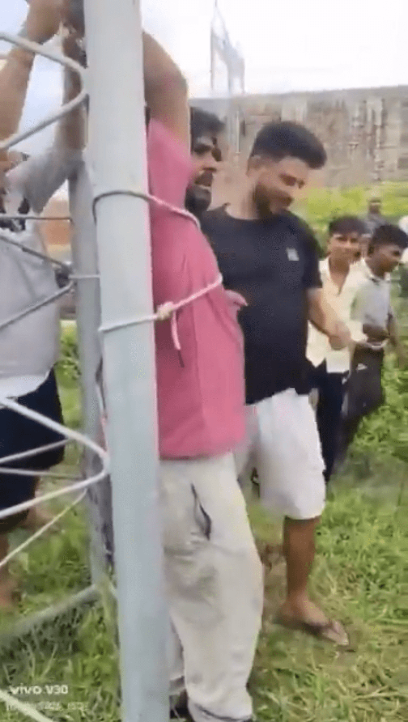 بالفيديو- احتجاج صادم بسبب ضعف الإنترنت… موظف اتصالات رهينة داخل برج إرسال!