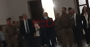 بالصور: رياض سلامة مكبّلاً خارج قاعة المحكمة… وقمع محامية